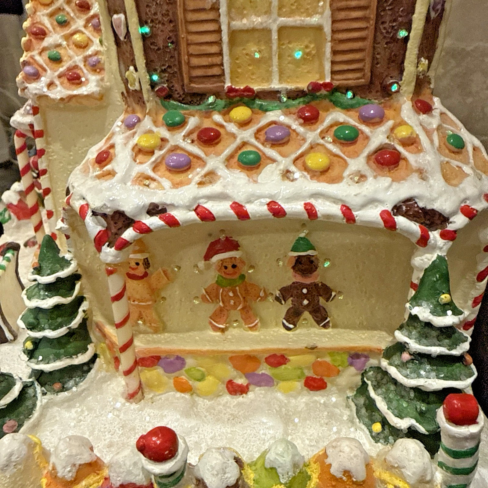 2005 Holiday Collection 10” Fiber Optic Lighted Gingerbread House AA Battery