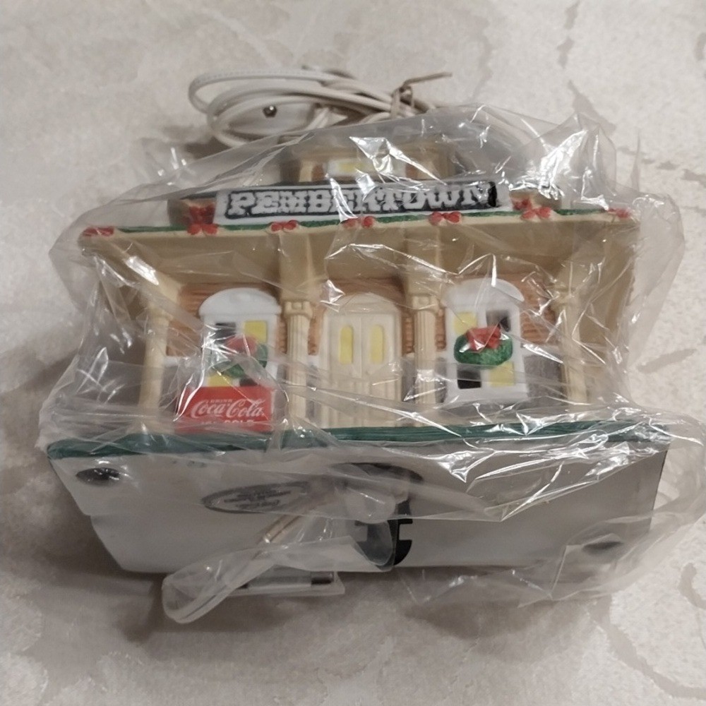 Coca-Cola American Classics Collection NIB 1995 Pemberton Village Train Depot
