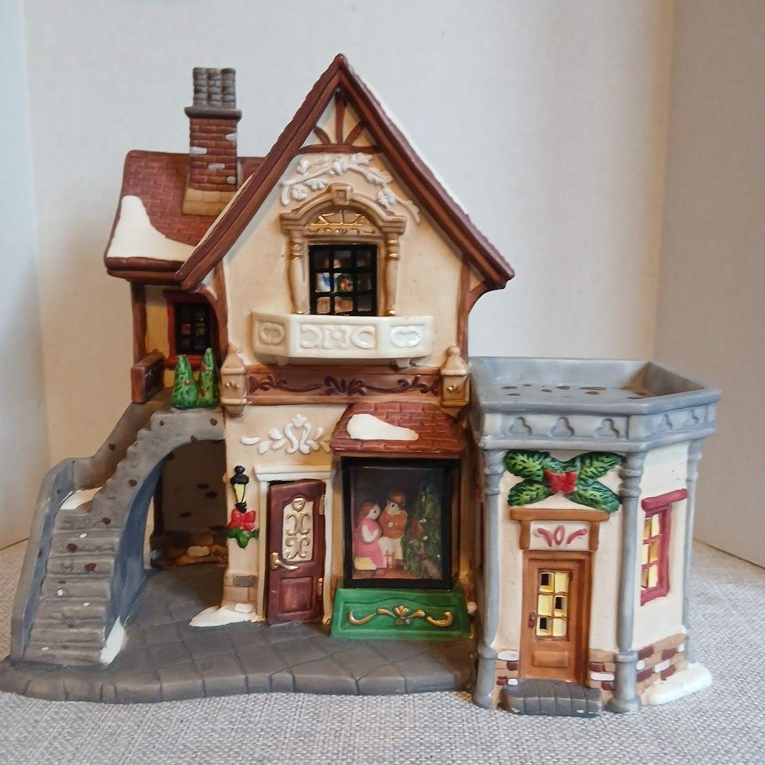 Vintage Holiday Time Village Collectibles P7155 Christmas Decor people in Window