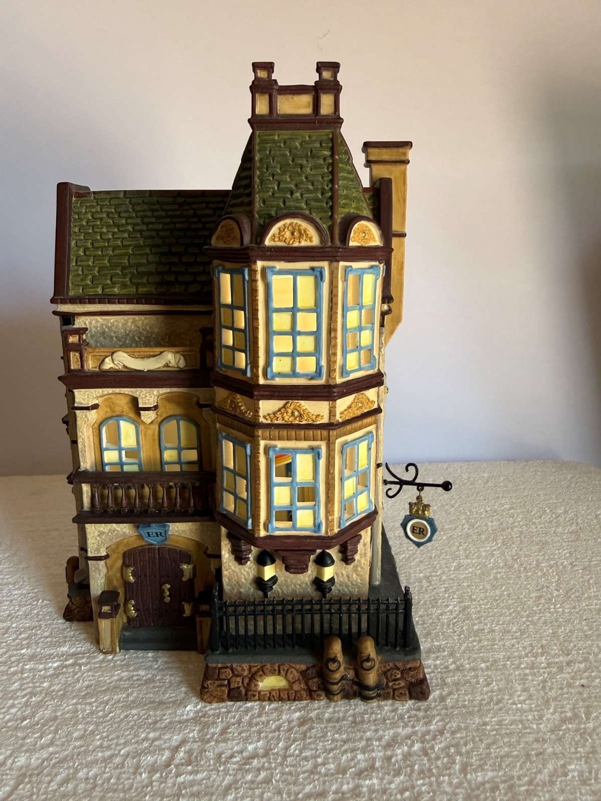 Dept56 DickensVlg “Scotland Yard Station” LTYP 2005, 58730 w/2 Sisal Trees