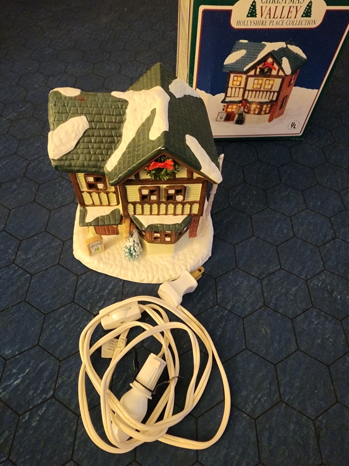 Christmas Valley Hollyshire Place Collection House with Box and Light