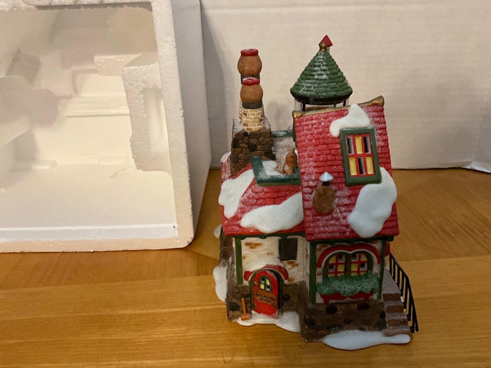 1999 DEPT 56 NORTH POLE SERIES Peanut Brittle Factory #56.56701 Missing Sign VGC