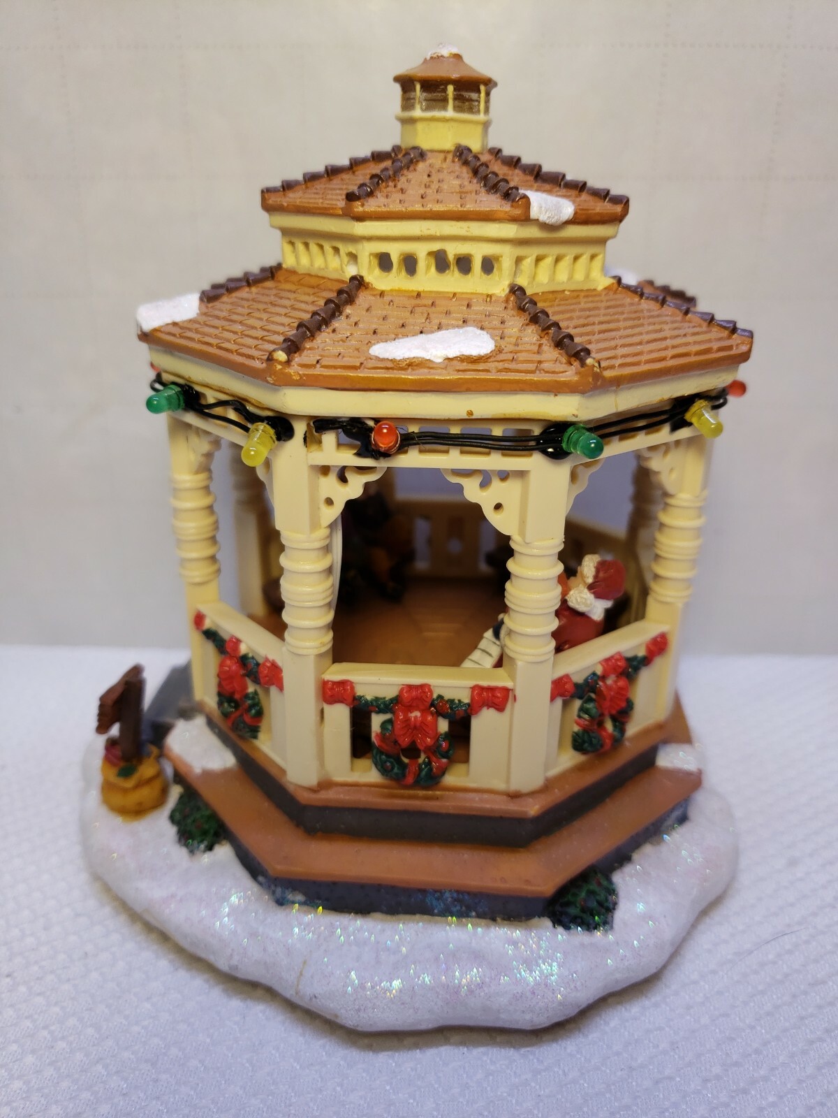 RETRO 2005 ST.NICHOLAS SQUARE “TOWN SQUARE” TABLE ACCENT