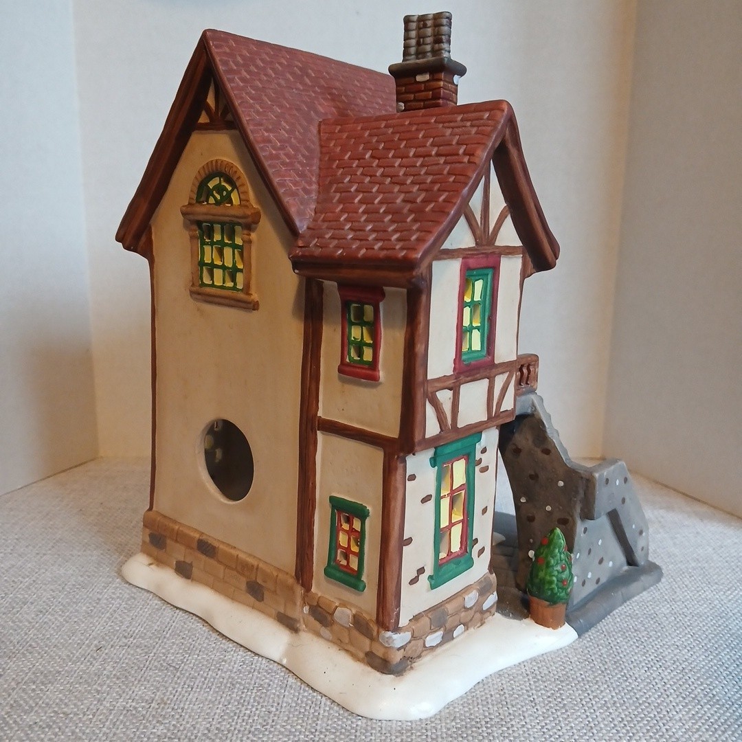 Vintage Holiday Time Village Collectibles P7155 Christmas Decor people in Window