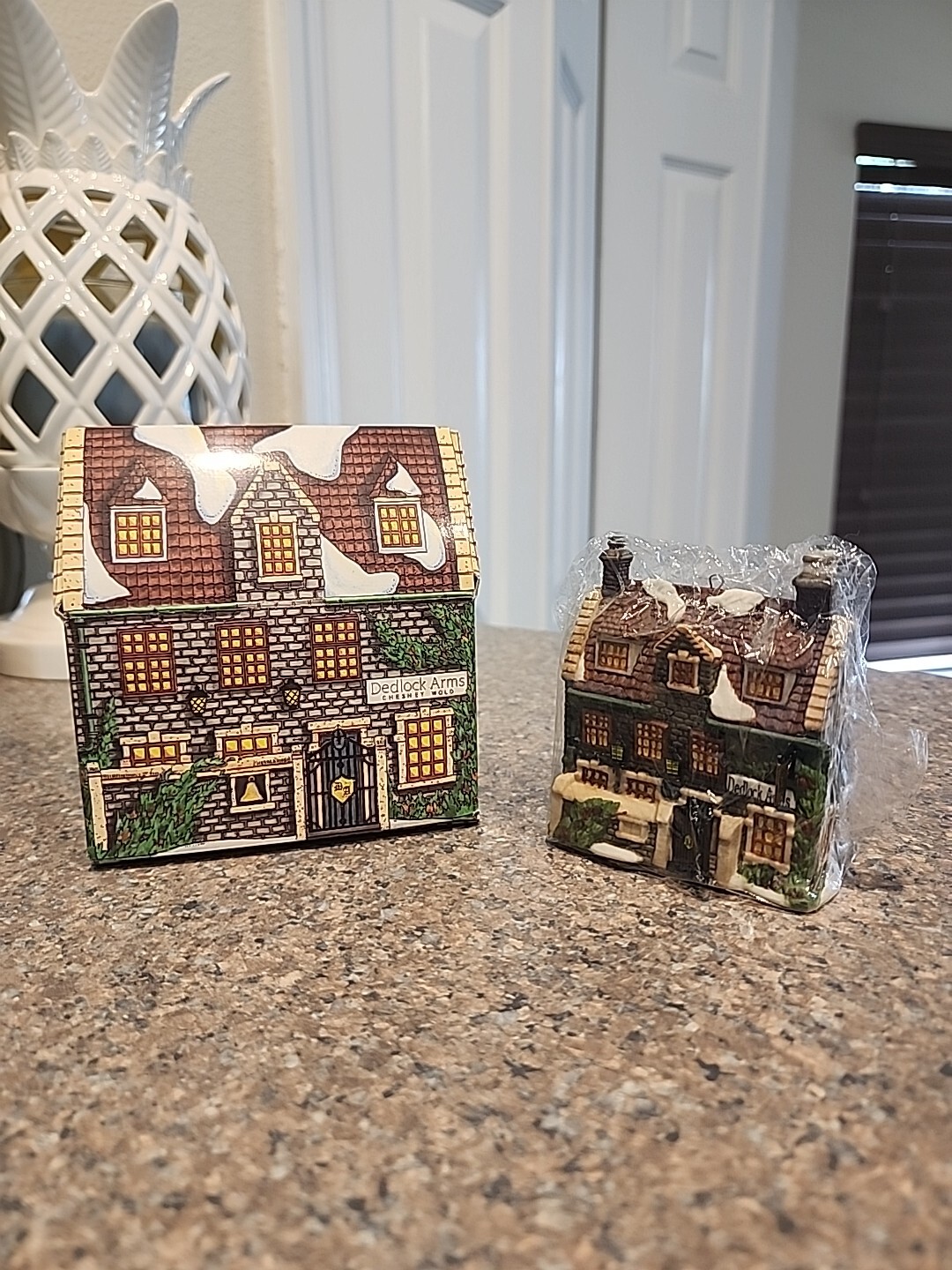 VTG Dept. 56 Dickens Heritage Village Dedlock Arms 1994 Christmas Ornament NIB