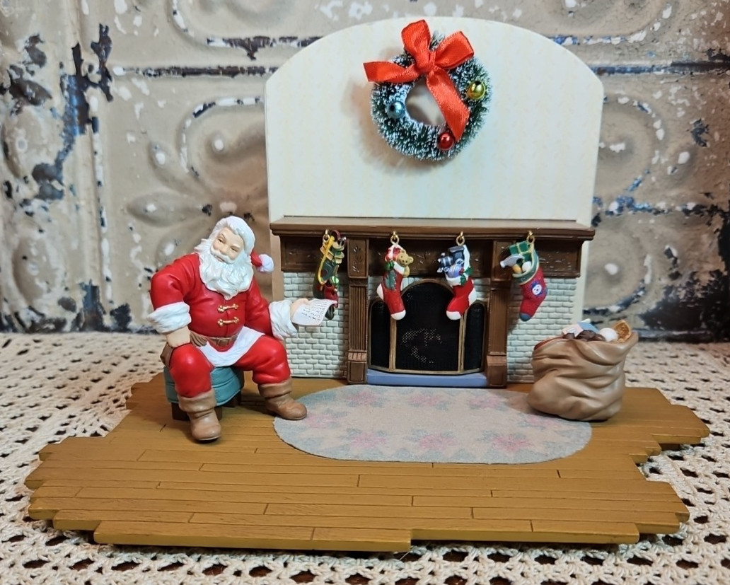2002 Hallmark Studio The Family Room Keepsake Ornament w/ Accessories