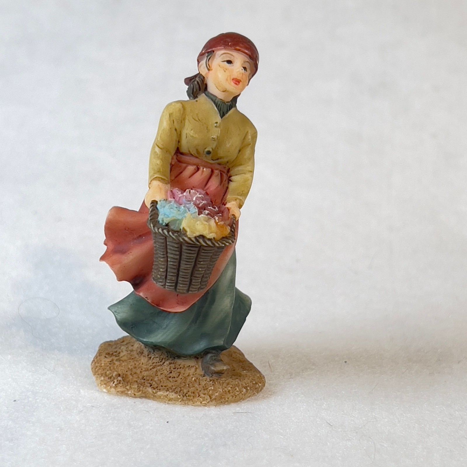 Grandeur Noel 2001 Bethlehem Village Woman w/ Basket O’Well Porcelain Resin