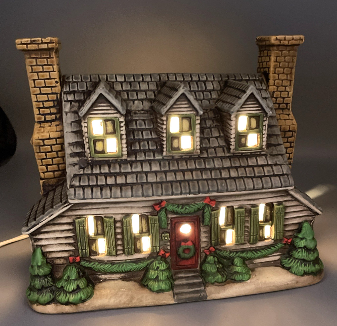 Lefton Colonial Village 1986 – Kings Cottage #05890 – Light Up w/ Storage Box
