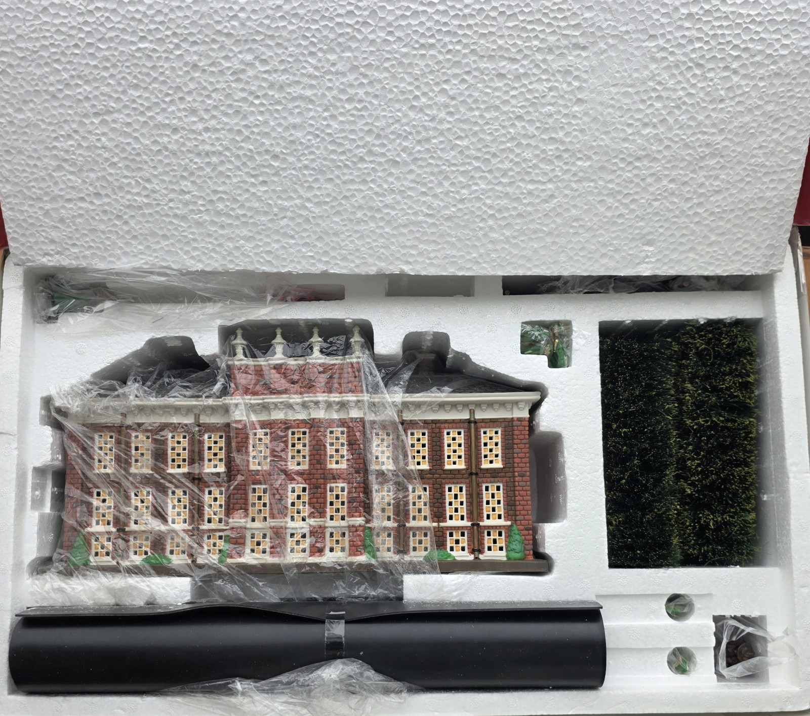 Kensington Palace Dickens Village Heritage 58309 Porcelain Department 56 Retired