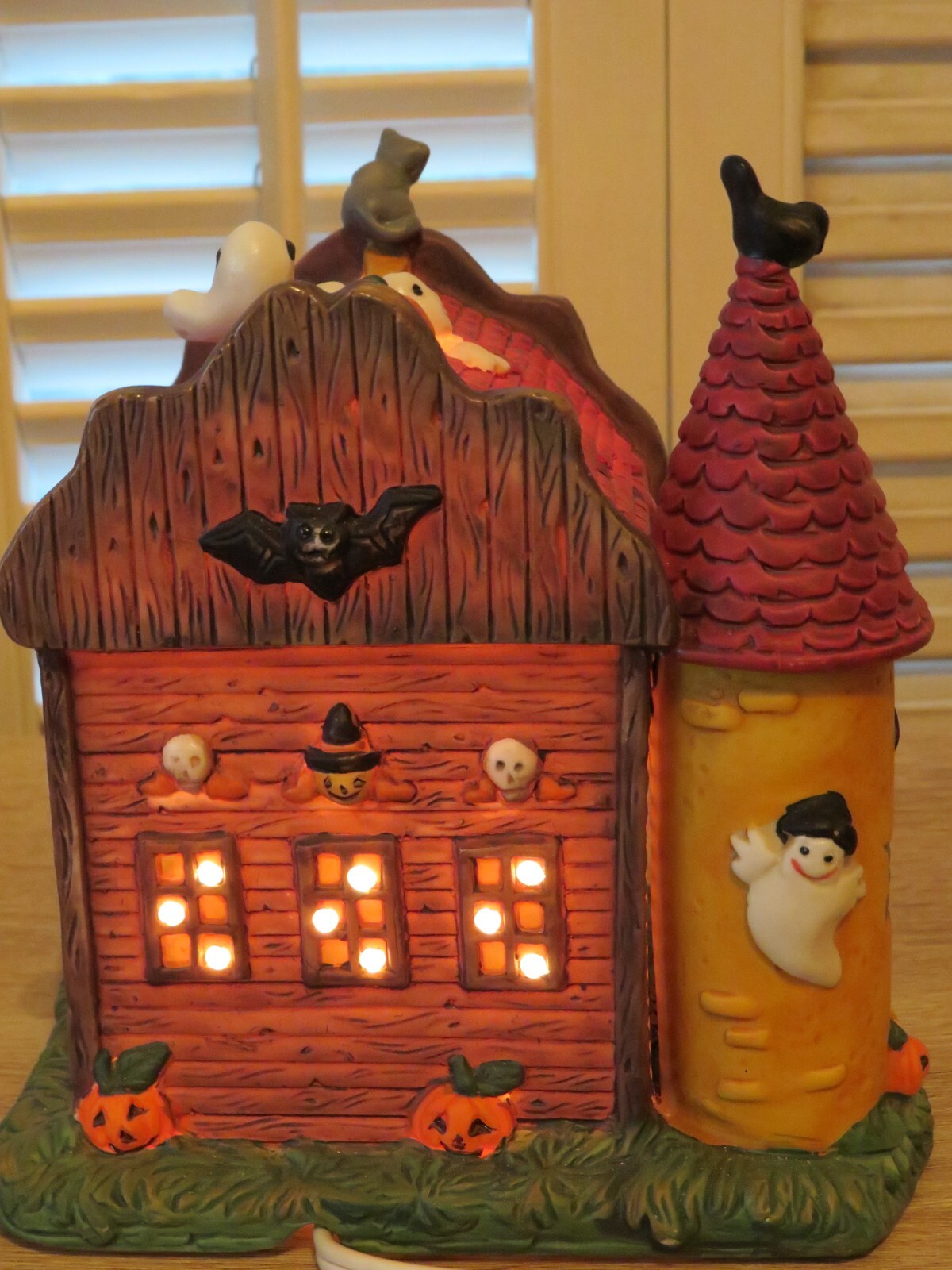 Retired Spooky Hollow SCARECROW STUFFERY Barn Halloween Lighted Village House