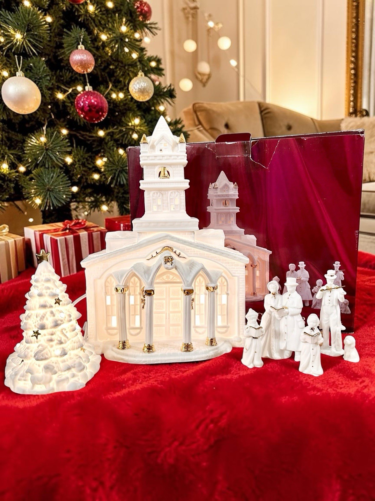 Vtg White Galleria Gold Accent Porcelain Lighted Church Family Carolers & Church