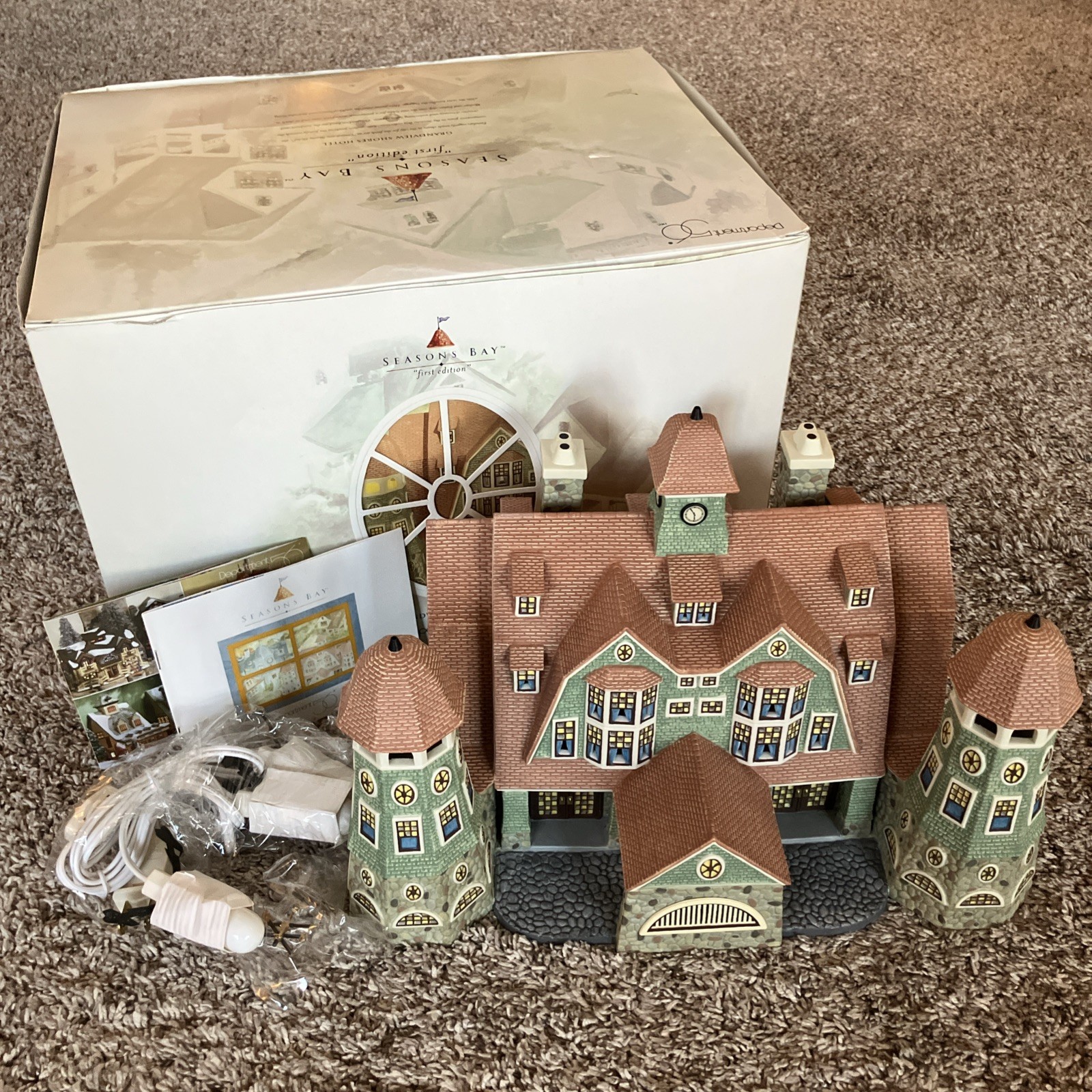 Department 56 Seasons Bay Grandview Shores Hotel First Edition 1998 #53300 NOS