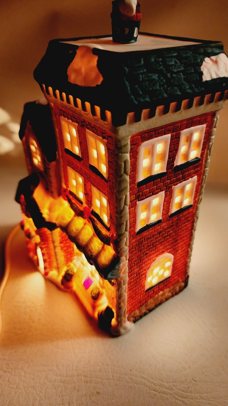 1993 dickens collectibles Porcelain lighted house grocery store NIB w/light