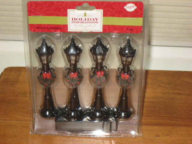 NIP 4 OLD FASHIONED BATTERY VILLAGE LAMP POSTS W/ WREATHS
