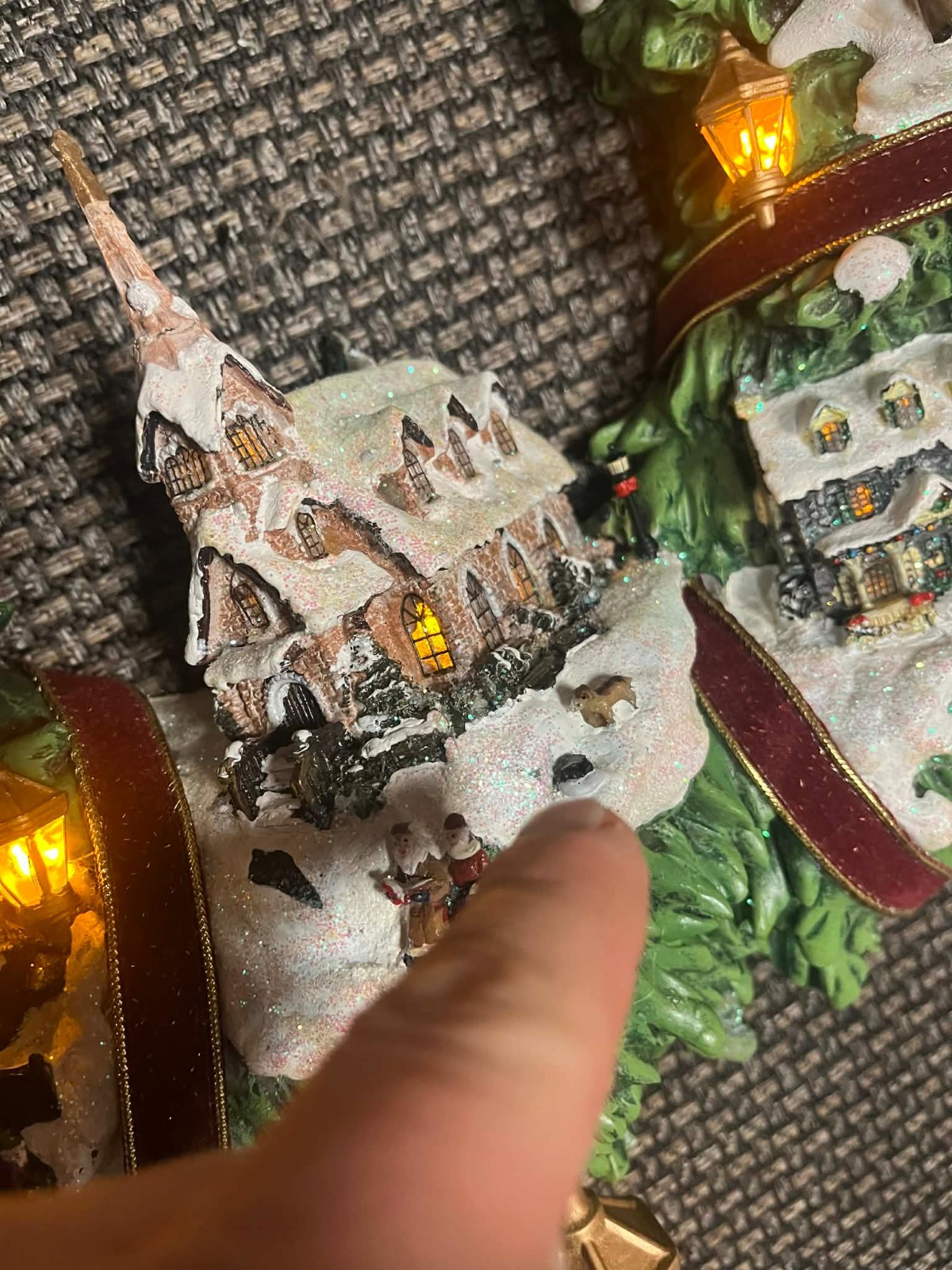 2005 Thomas Kinkade Christmas Village Lighted Wreath -The Hamilton Collection