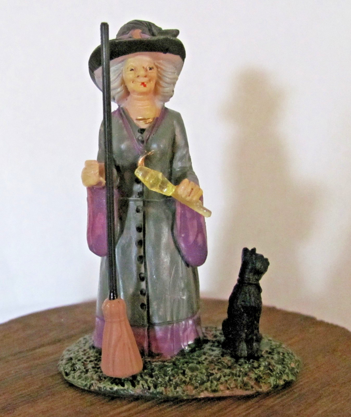 Lemax Spooky Town Figurine – Ready For A New Spell #22112