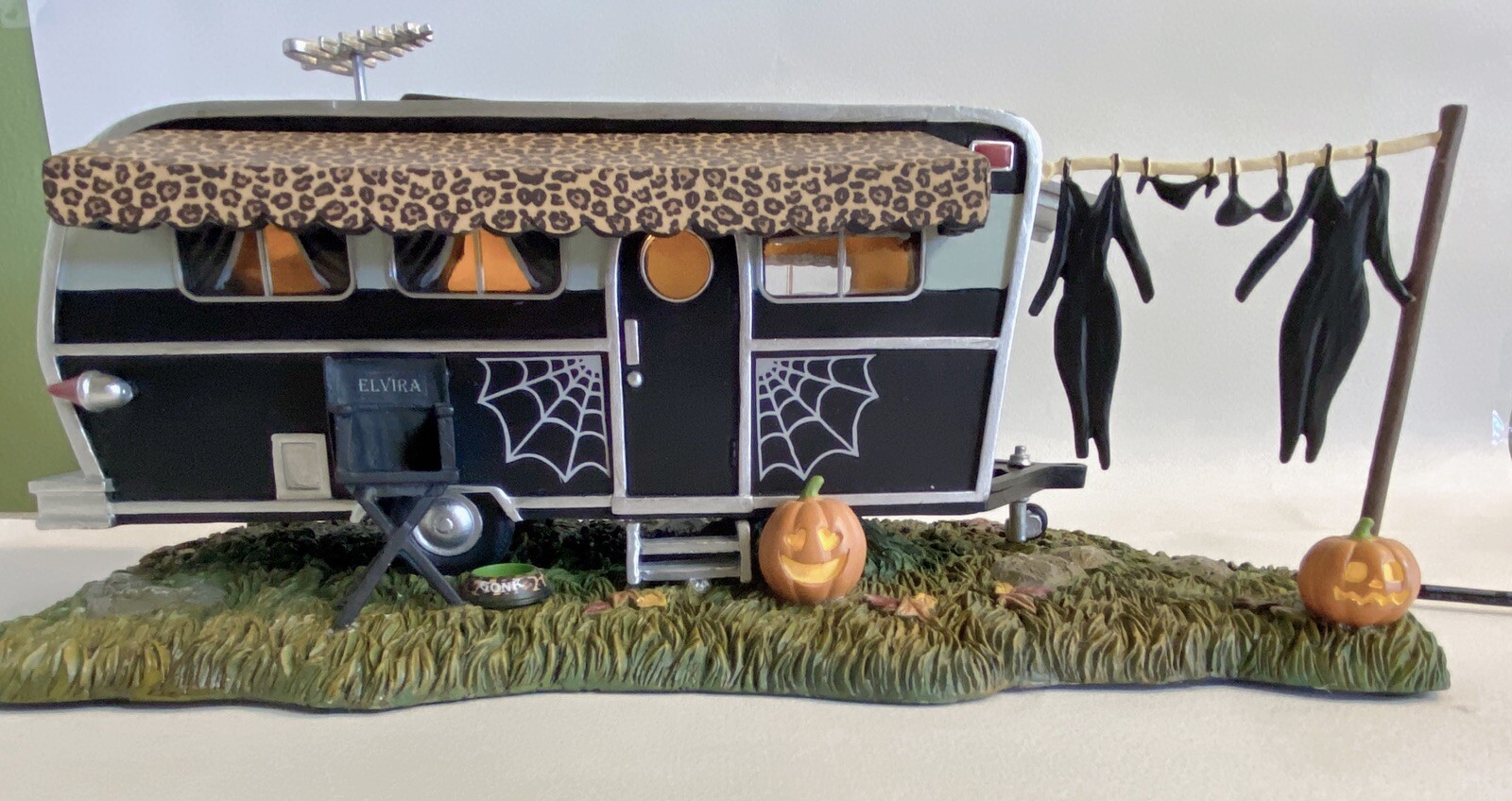 Dept 56 Elvira Mistress Of The Dark “Elviras Celebrity Trailer” Light Up 6009786