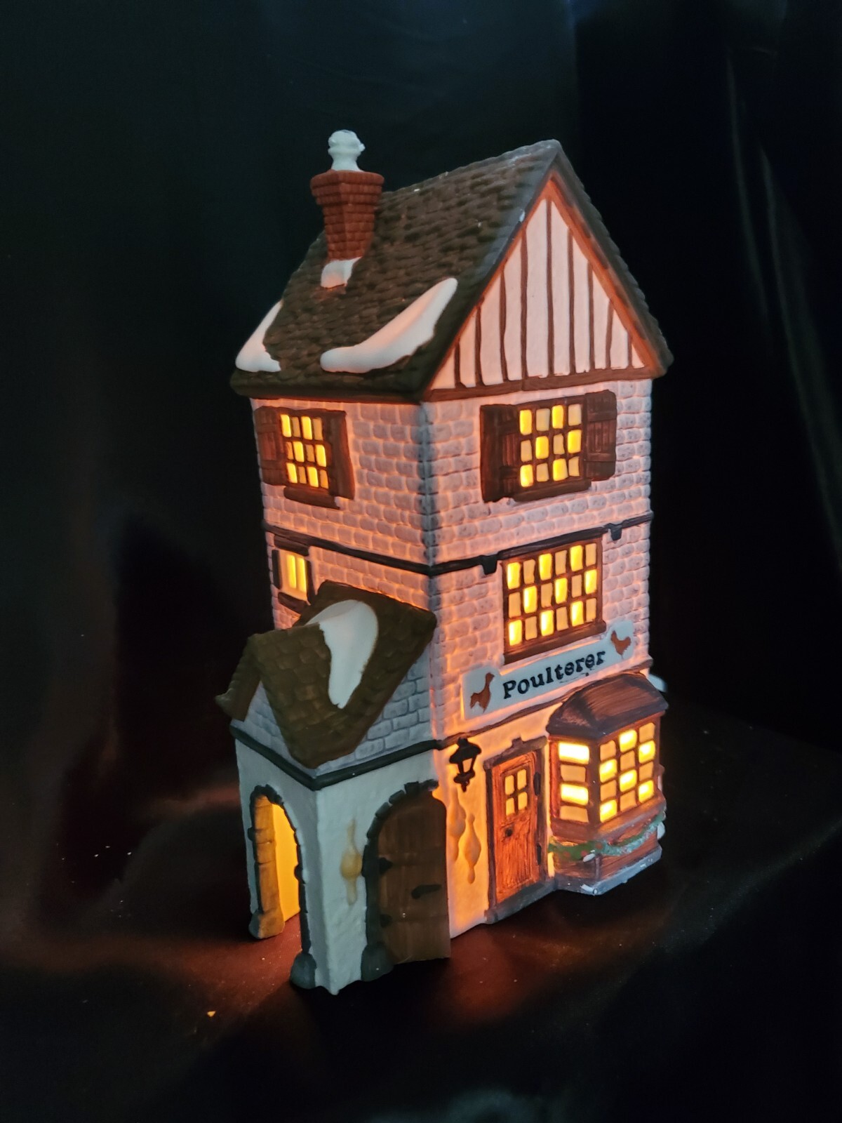 Dept 56 Heritage Village Dickens Series #5926-9 “Poulterer” Lighted House W/Box