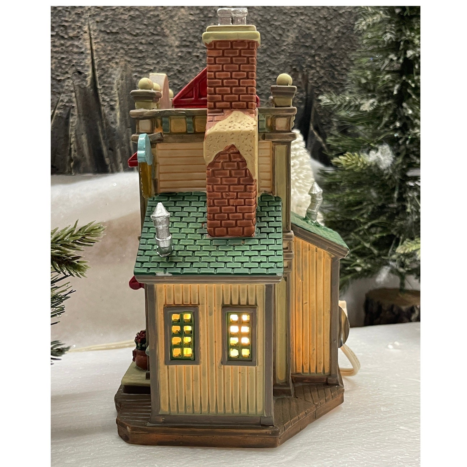 Lemax PEARL’S ICE CREAM PARLOR 2008 Caddington Village Lighted House 85685 Boxed