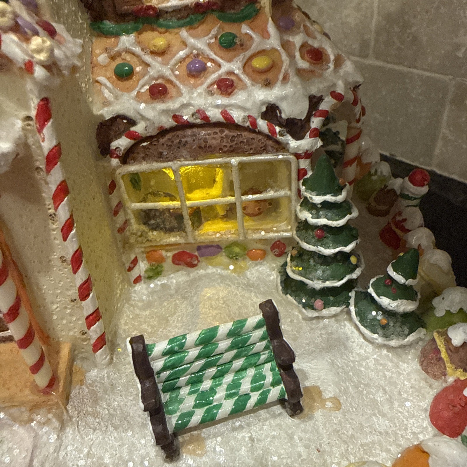 2005 Holiday Collection 10” Fiber Optic Lighted Gingerbread House AA Battery