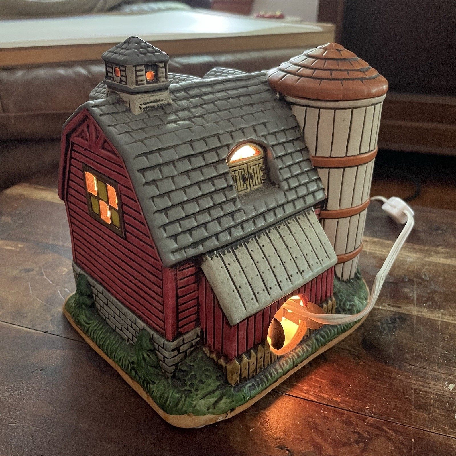 VTG 1988 Lefton Byron Wood Colonial Village Lighted Barn Silo Hand Painted 06730