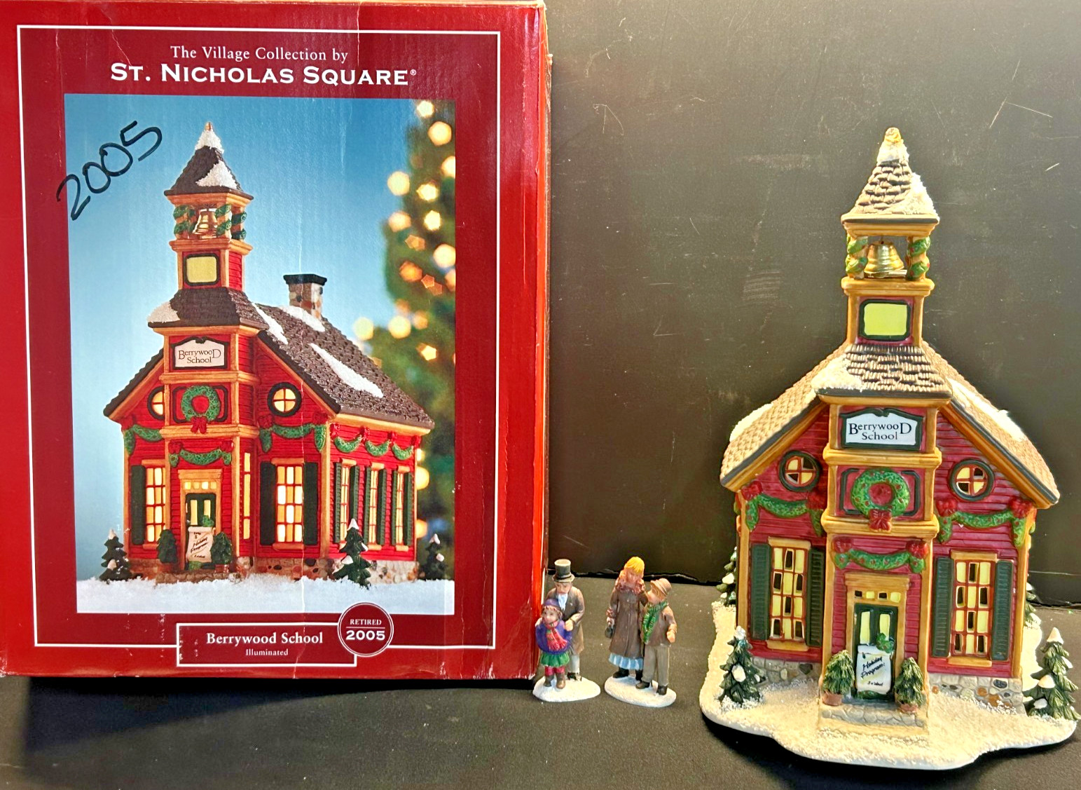 🎄🎄 St Nicholas Square Lighted Berrywood School House W/ 2 Extra figures