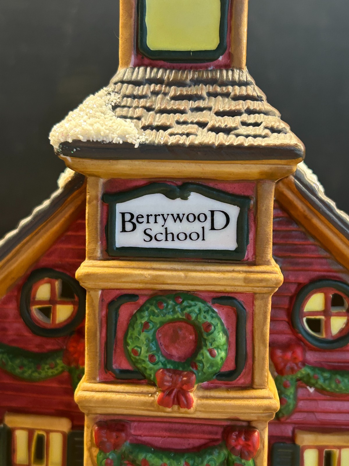 🎄🎄 St Nicholas Square Lighted Berrywood School House W/ 2 Extra figures