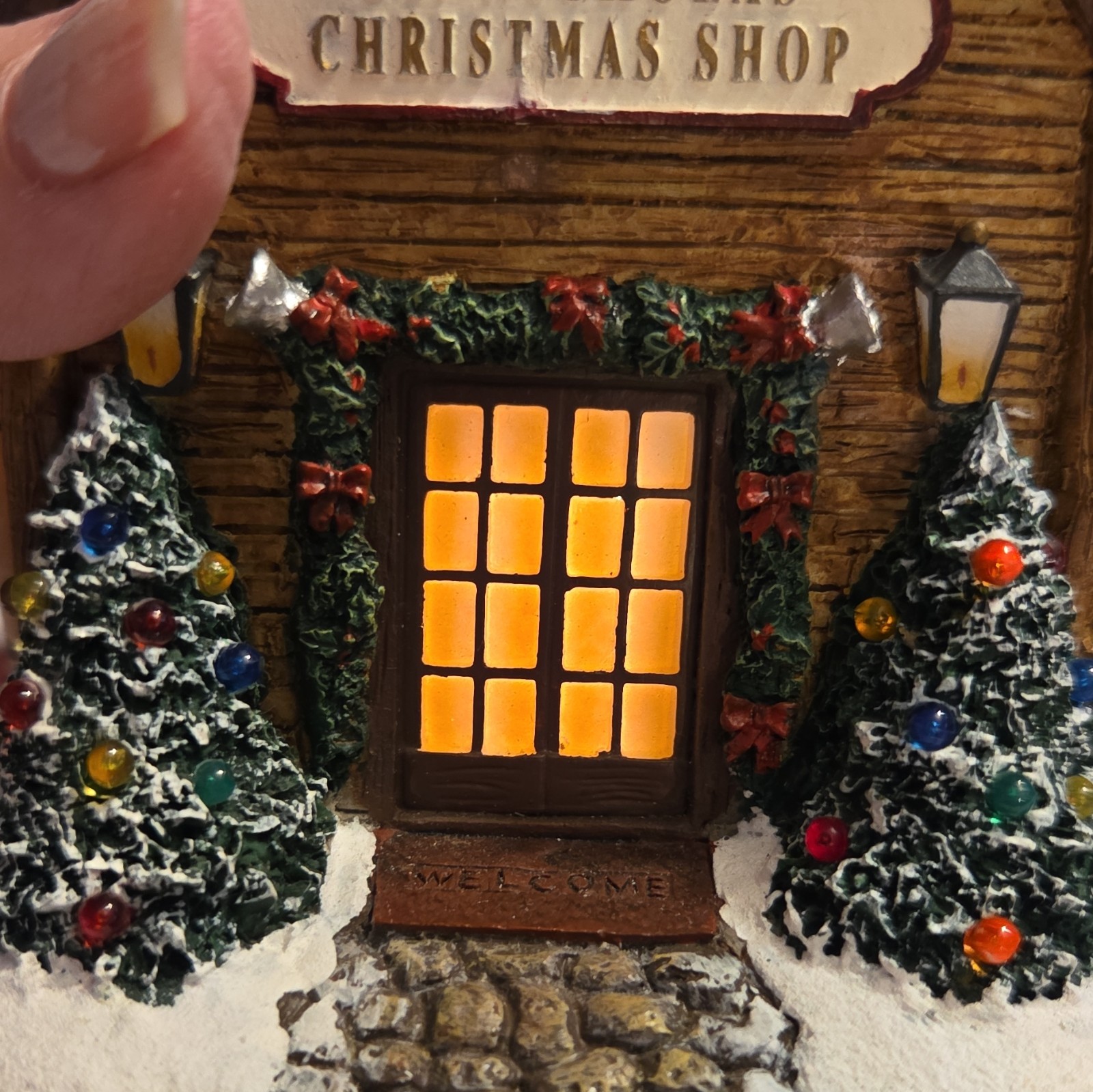 Hawthorne Village Thomas Kinkade St. Nicholas Christmas Shop Lighted Resin 2001