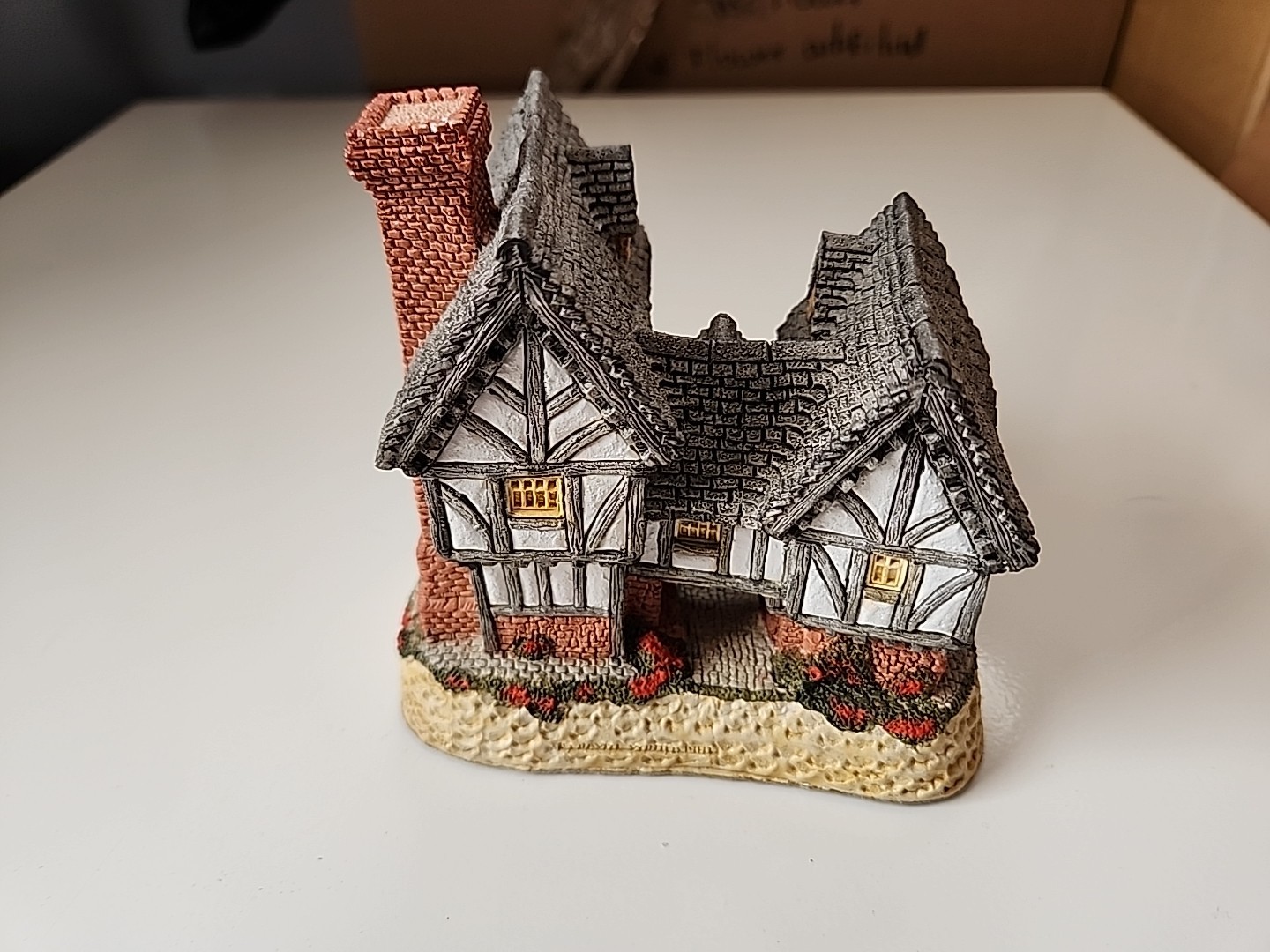 David Winter Tudor Manor House Hand Made & Hand Painted Great Britain 1981