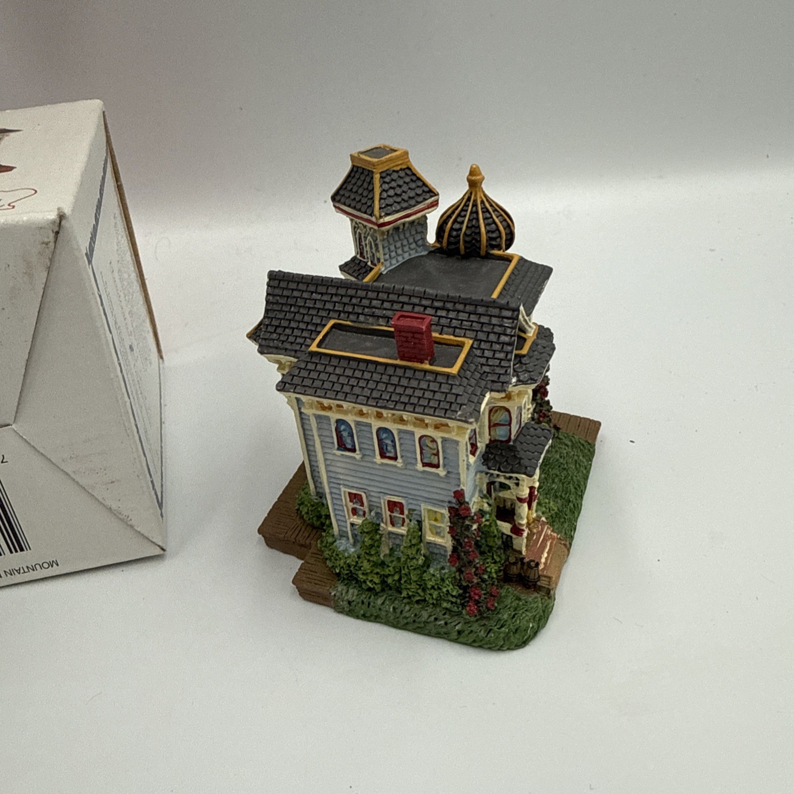 Vintage Liberty Falls Collection 2001 Mountain Nugget Gambling Hall AH229