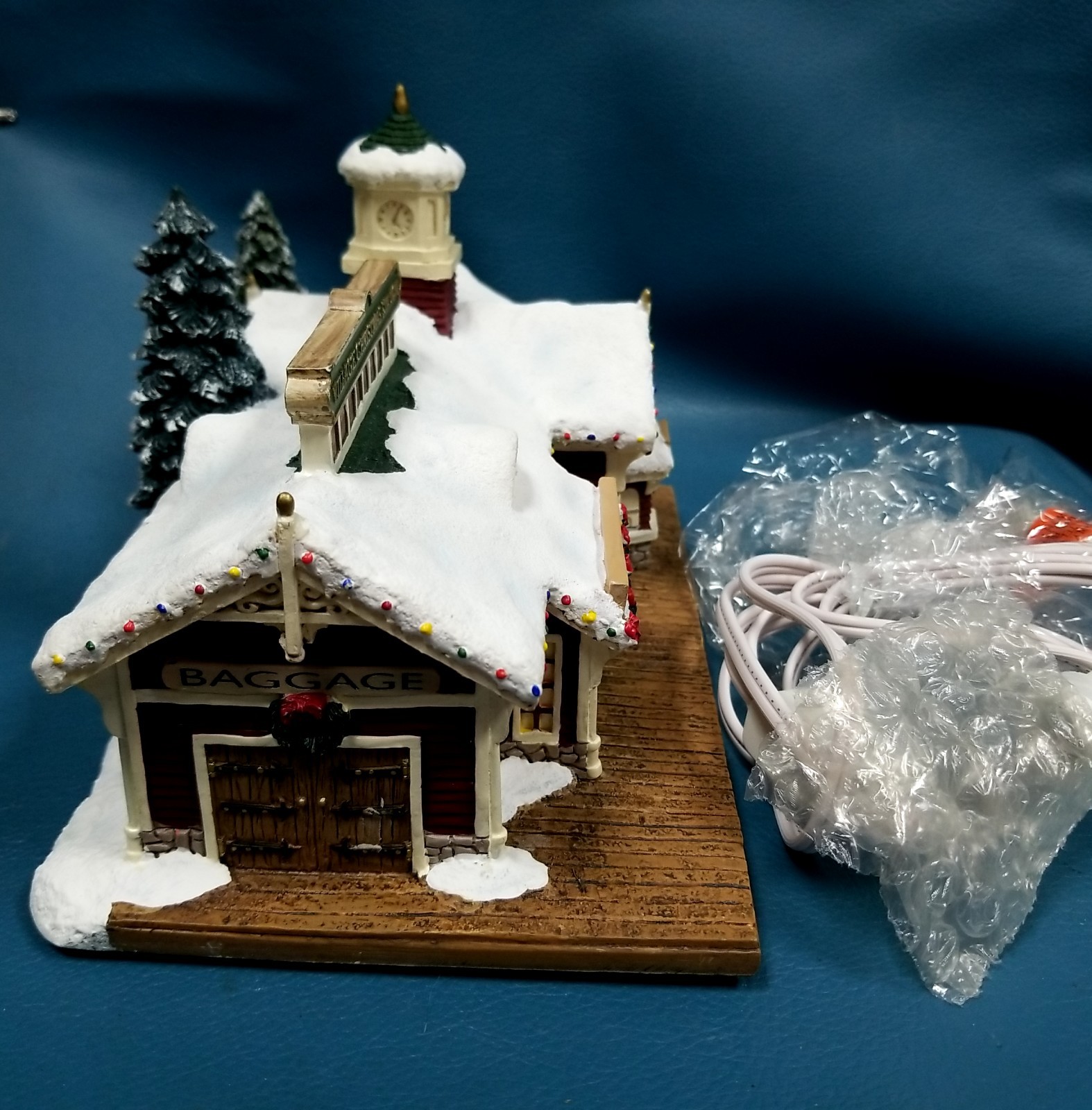 Thomas Kinkade Hawthorne Village Christmas Station House w COA in Box Works