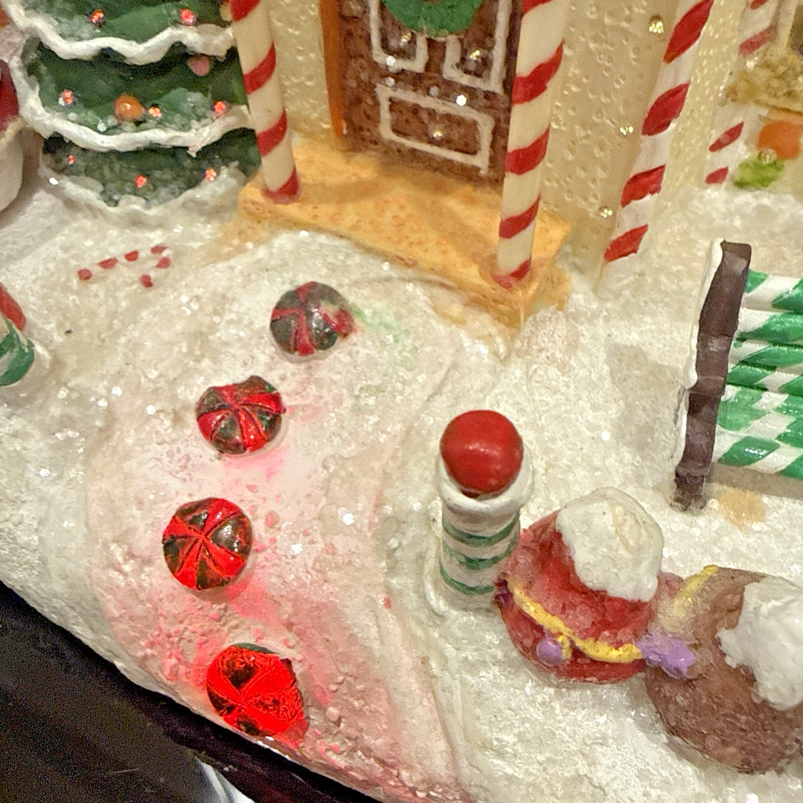 2005 Holiday Collection 10” Fiber Optic Lighted Gingerbread House AA Battery