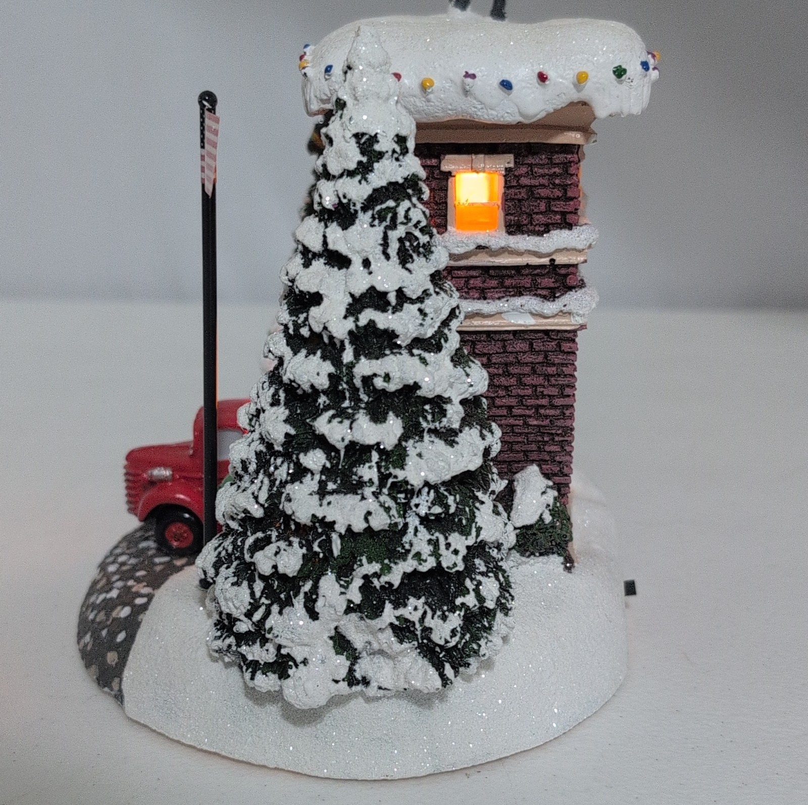 Thomas Kinkade Light Up Christmas Village Fire Station Firemen First Responders
