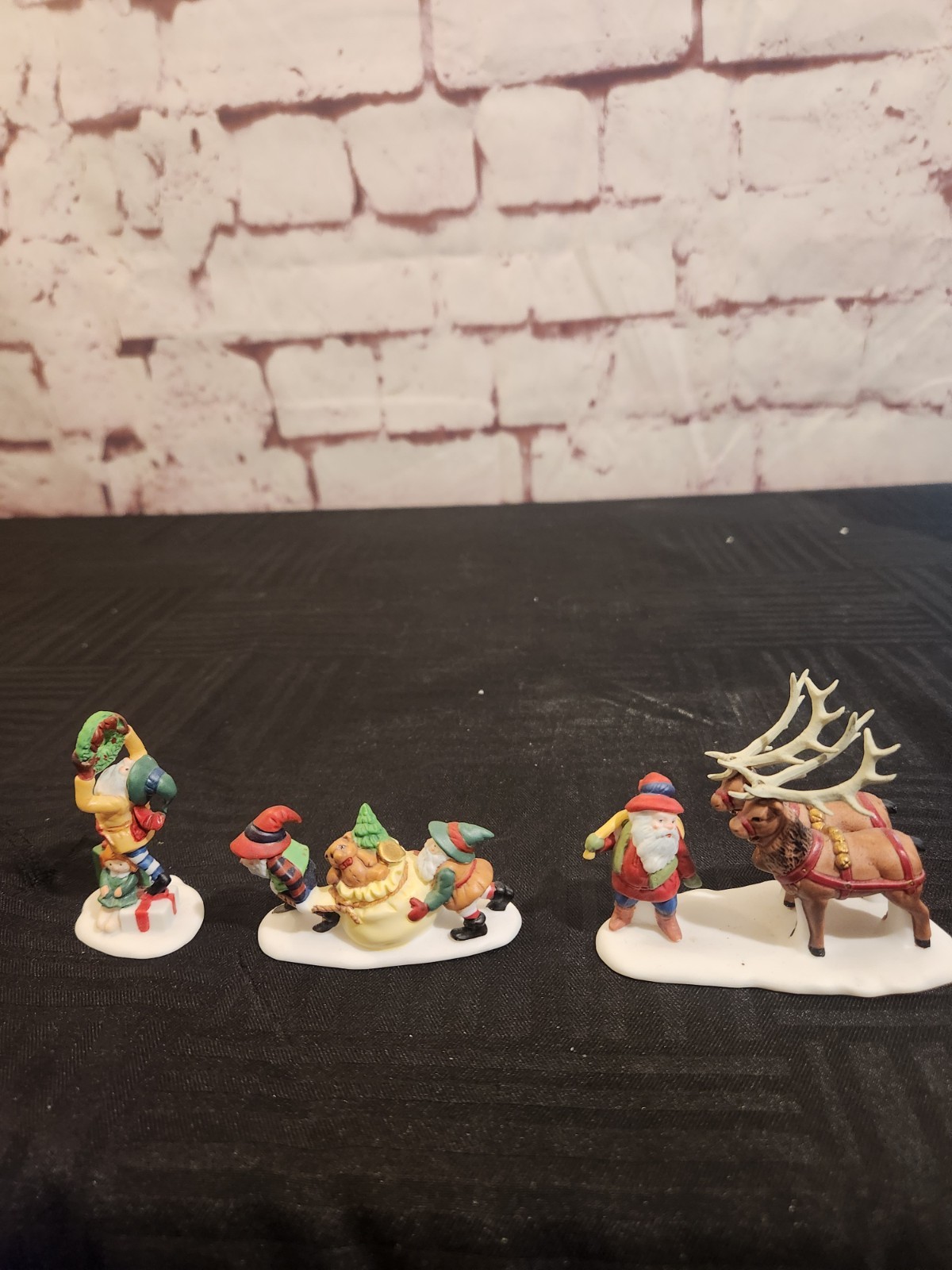 DEPARTMENT 56 Heritage Village Accessory Santa’s Little Helpers 56103