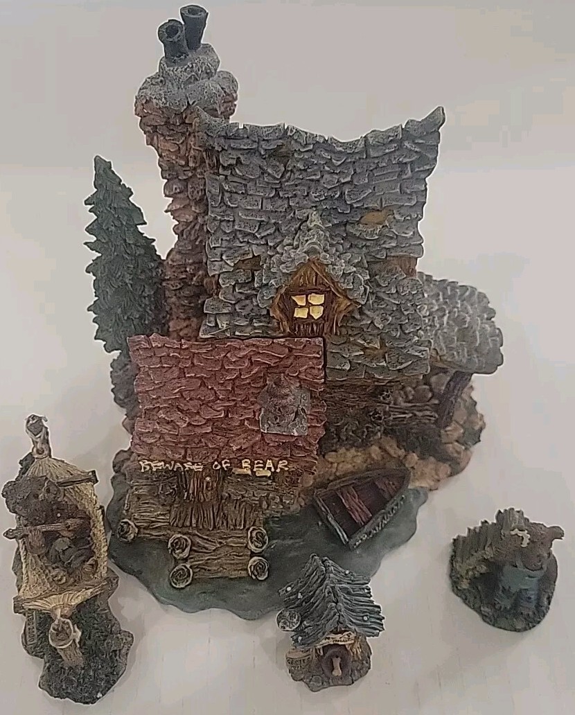 BOYDS TOWN “THE BEARS DEN”—EDMUND’S HIDEAWAY & good friends. Miniature.