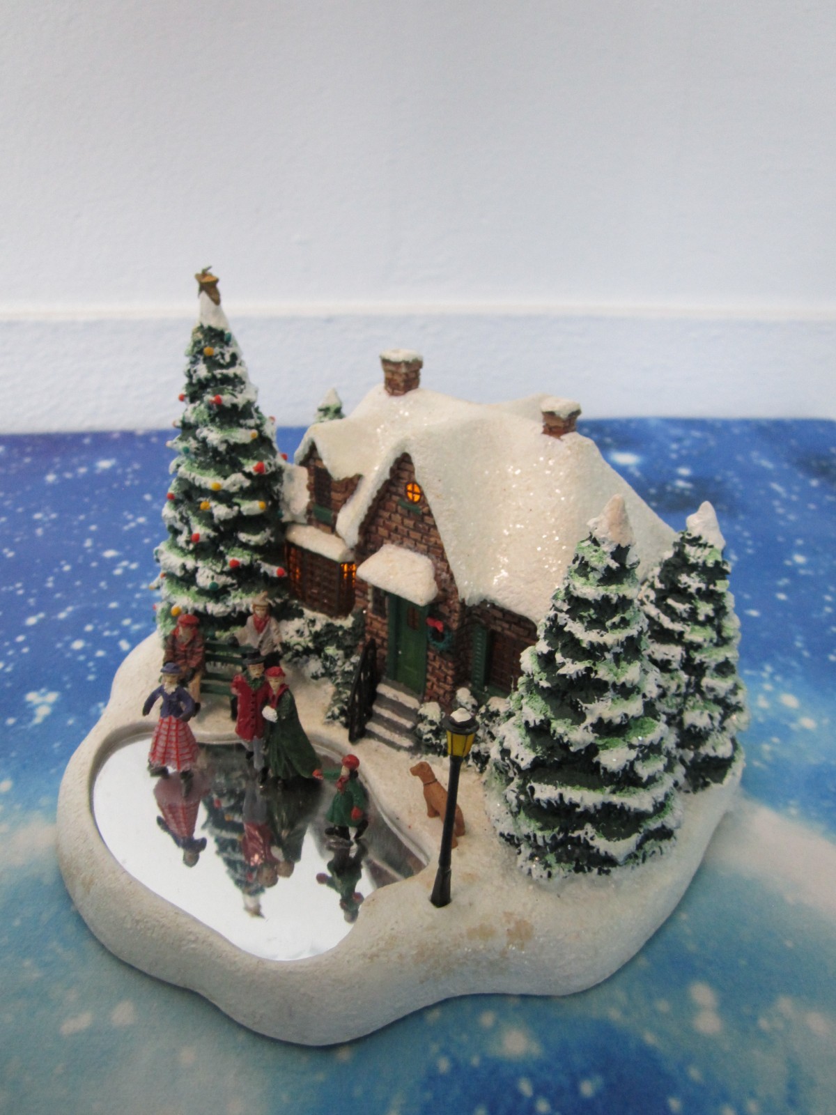 2004 Thomas Kinkade Skater’s Pond Lighted Christmas Village House Teleflora