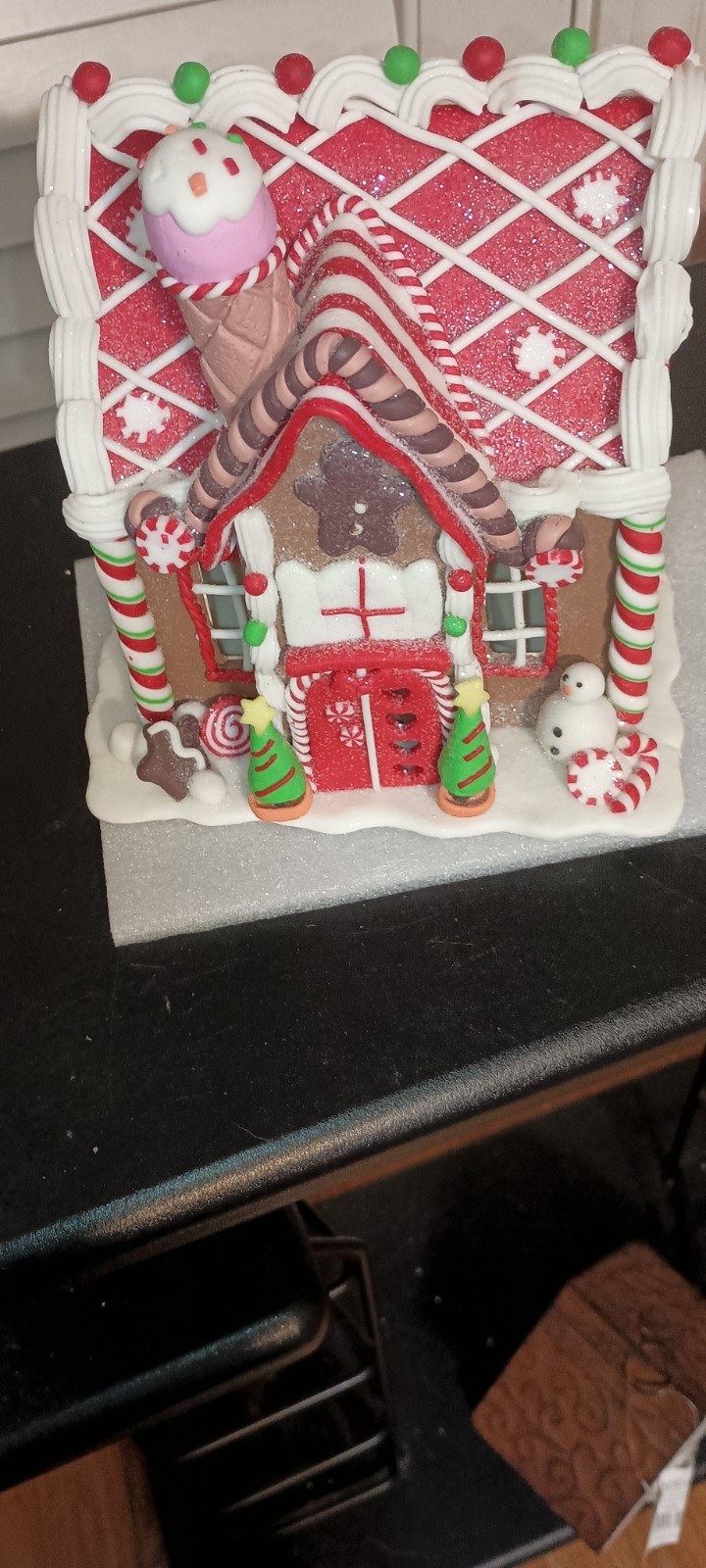 KURT ADLER-9″H- B/O LED CANDY GINGERBREAD COOKIE HOUSE TABLETOP -NEW -C-AS SHOWN
