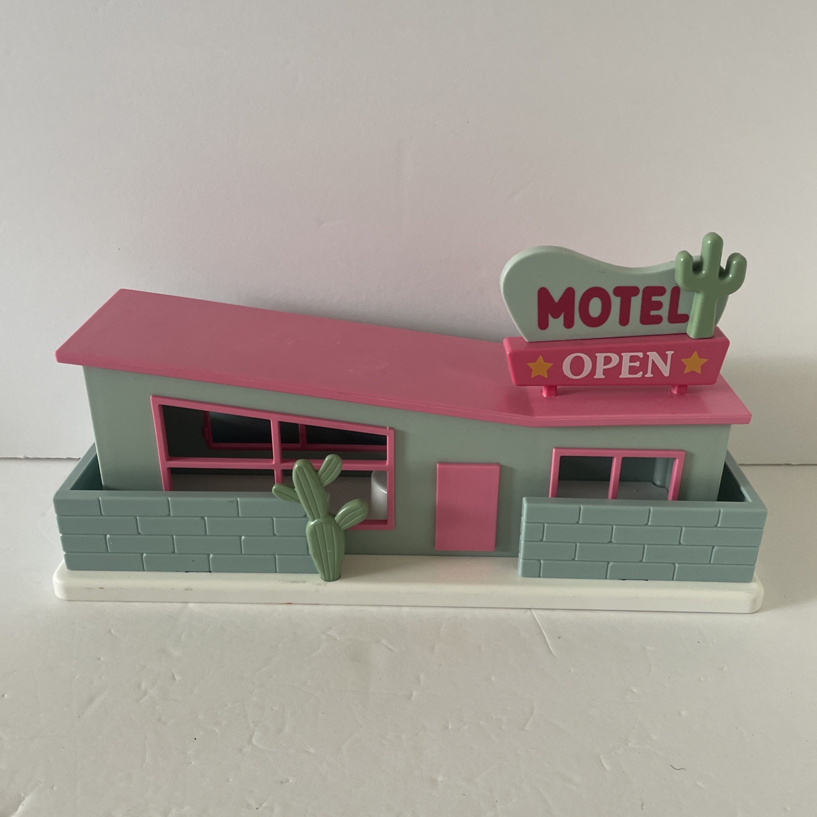 Target Bullseye Playground Motel Light Up Village Summer Vacation 11” X 5.5” X4”