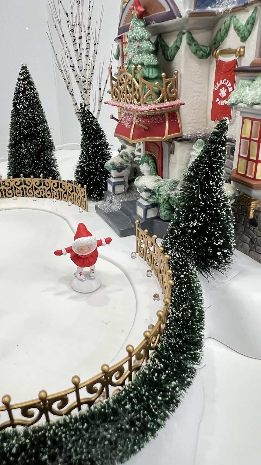 Dept 56 North Pole Series”Glacier Park Pavilion” Holiday Gift Set Please Read !