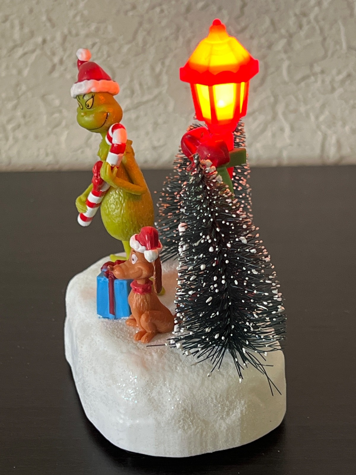 2025 Dr. Seuss GRINCH & MAX LAMP POST Light-Up Figurine Christmas Village NEW