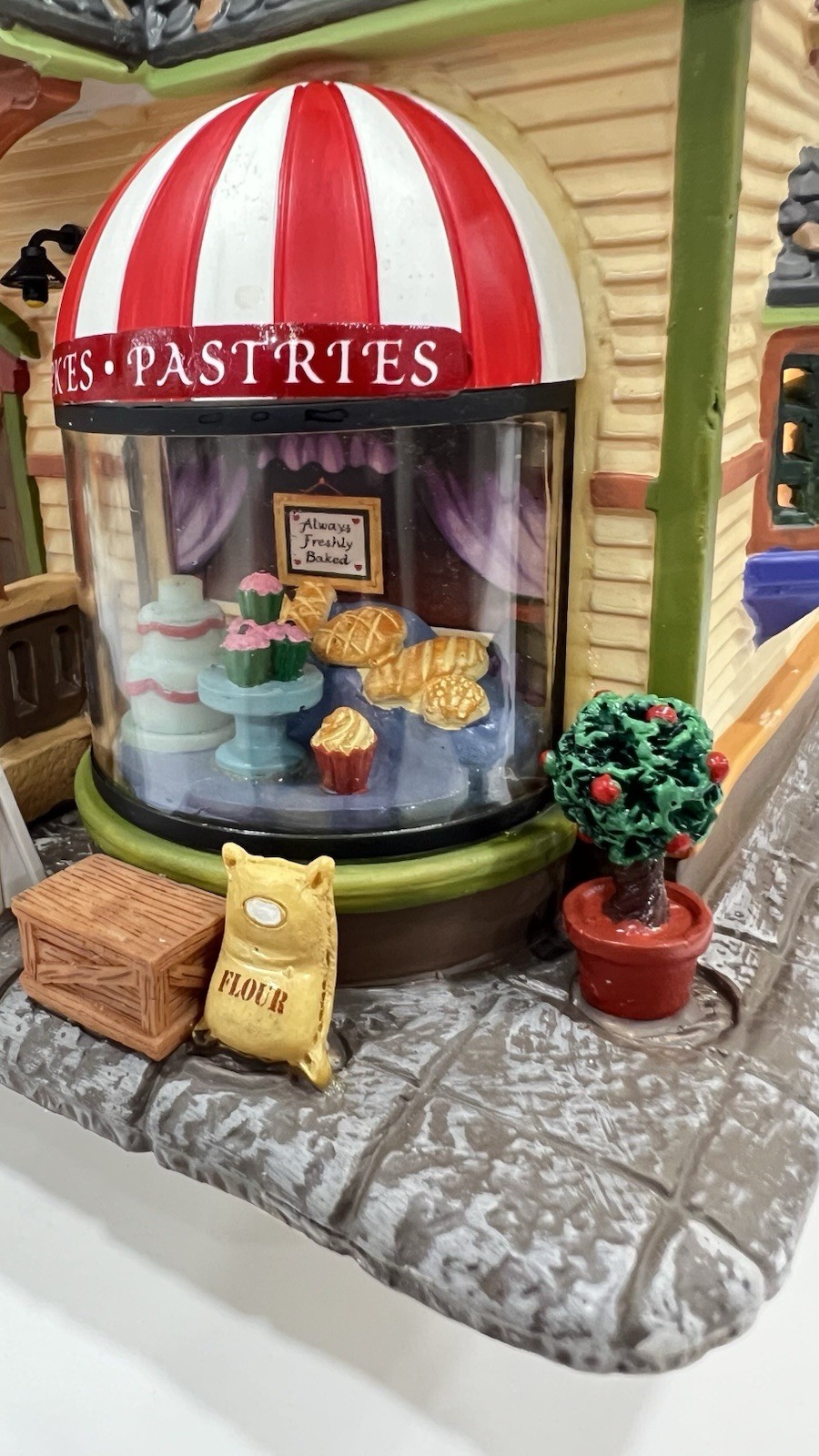 Lemax Caddington Village “Mt Joy Bakery” 25376 Retired 2012 Brand NEW And RARE!