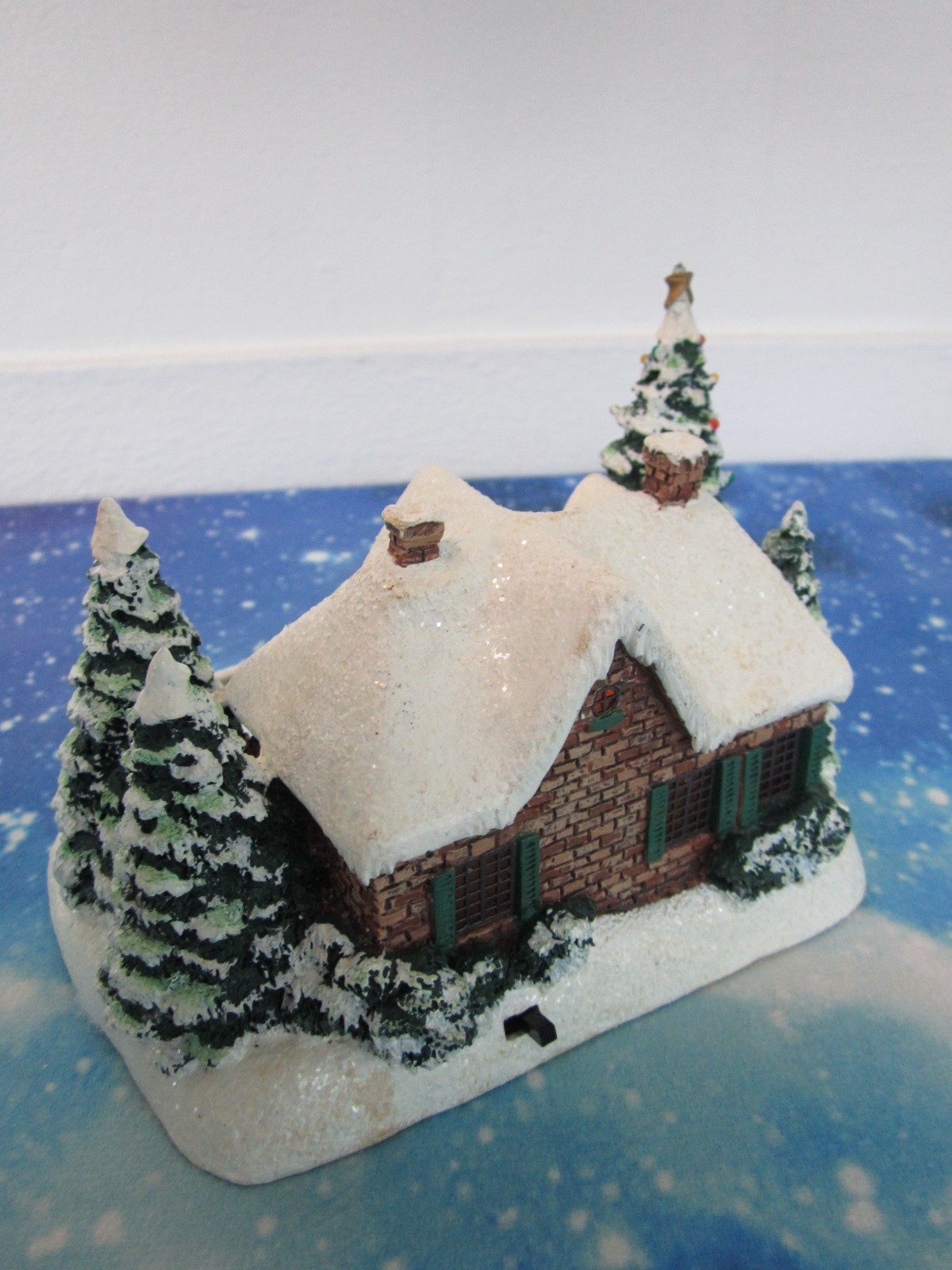 2004 Thomas Kinkade Skater’s Pond Lighted Christmas Village House Teleflora