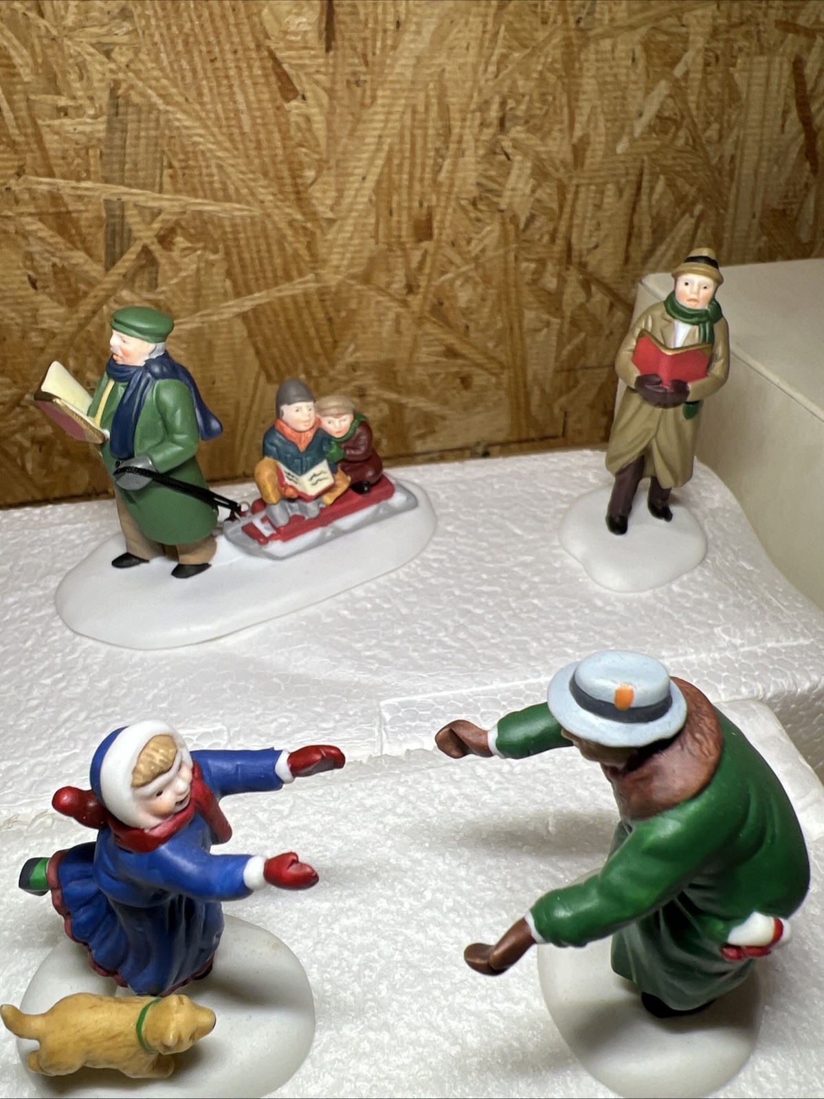 Department 56 Heritage Christmas In The City Welcome Home #5533-6 & Caroling