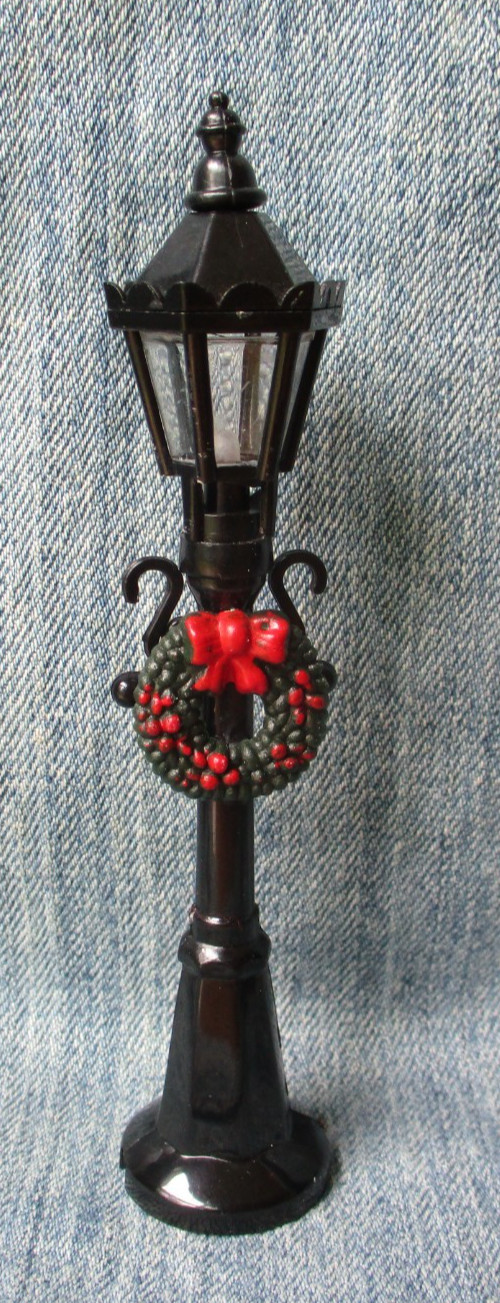 WREATH ON LAMPPOST Christmas Village Figurine Figure BX-F