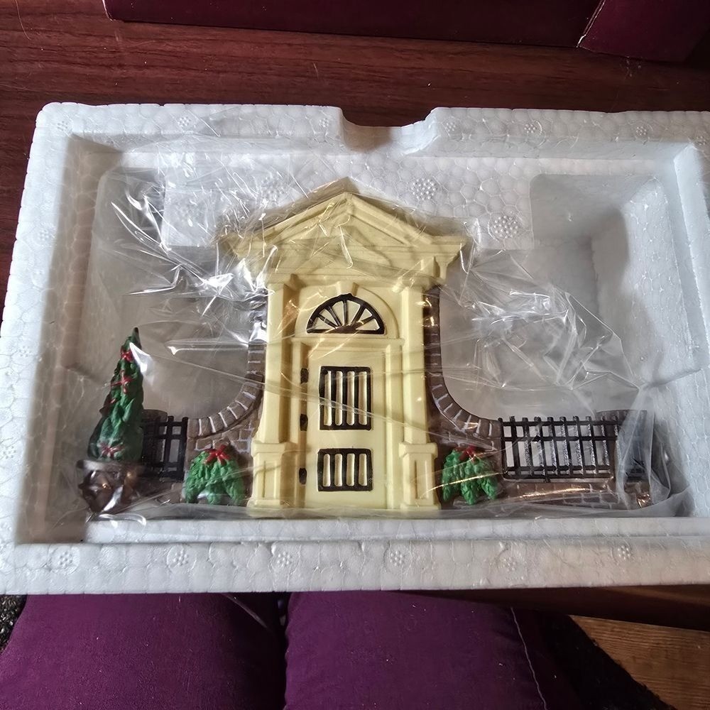 “OLDE WORLD ANTIQUE GATE” Disney Parks Village Series Department 56 MINT!