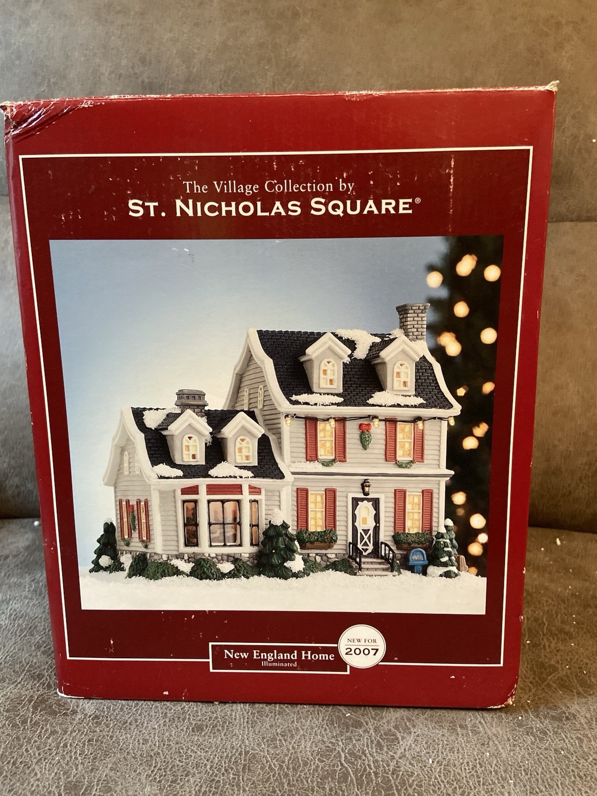 St. Nicholas Square Christmas Village 2007 New England Home Illuminated with Box