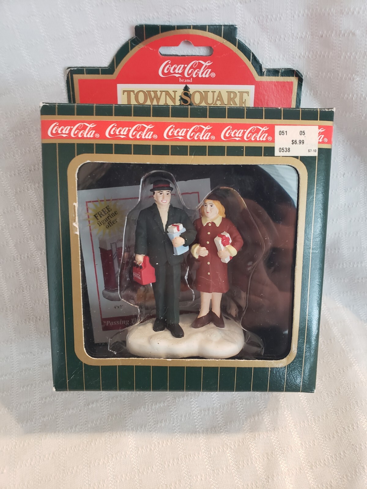 Coca Cola “Last Minute Shoppers” Town Square Christmas Village Accessory vintage
