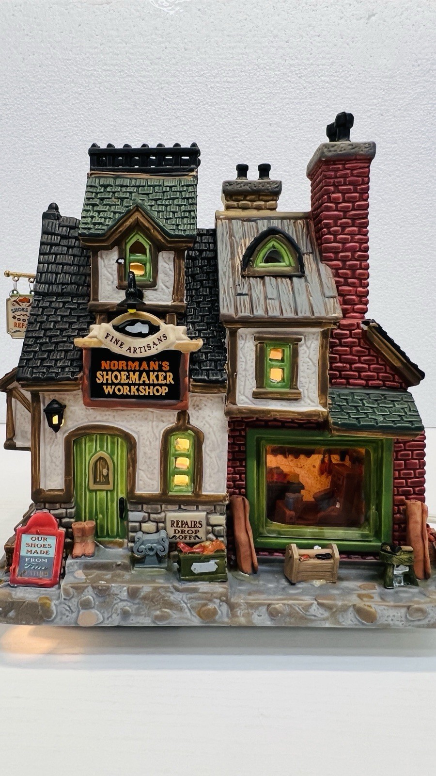Lemax “Norman’s Shoemaker Workshop” #25365 Retired 2012 NEW & RARE! Excellent