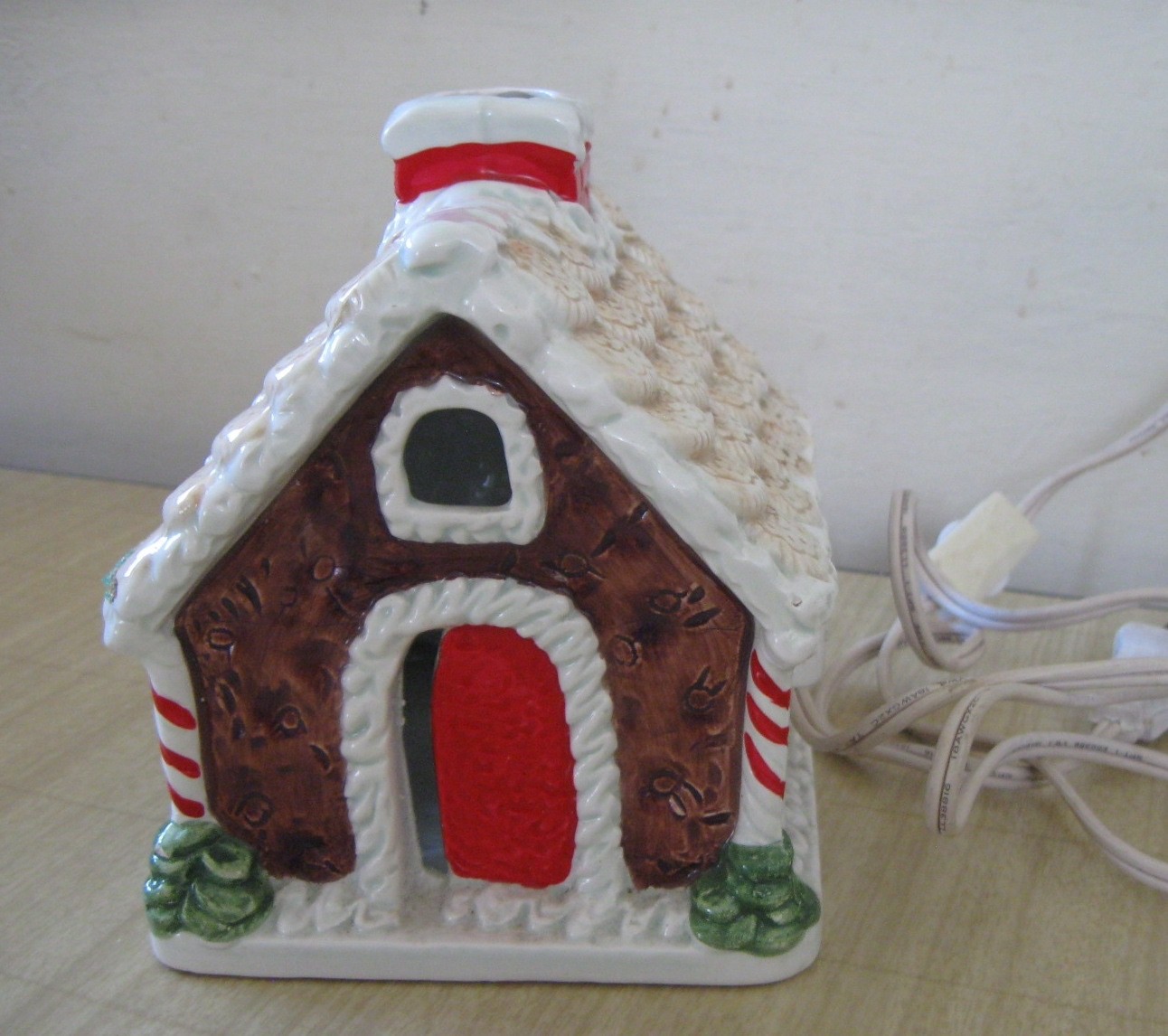 Lighted Gingerbread House Electric Christmas Holiday Ceramic Decoration Taiwan