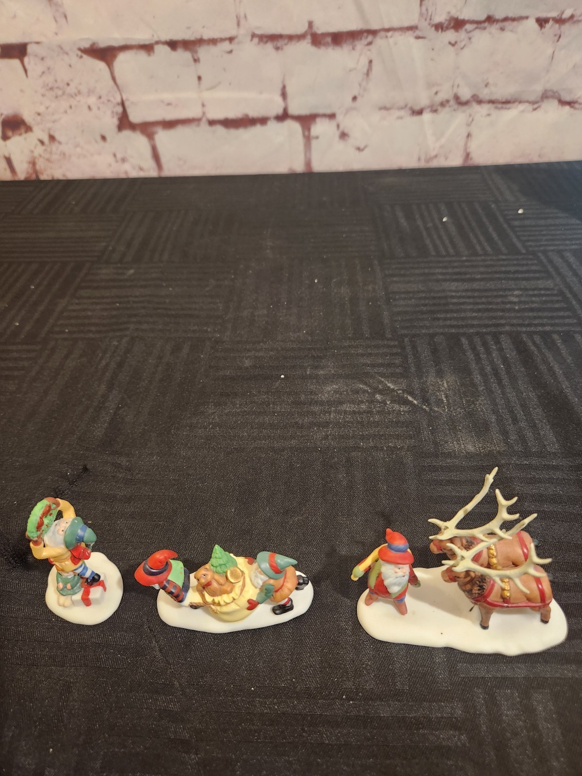 DEPARTMENT 56 Heritage Village Accessory Santa’s Little Helpers 56103